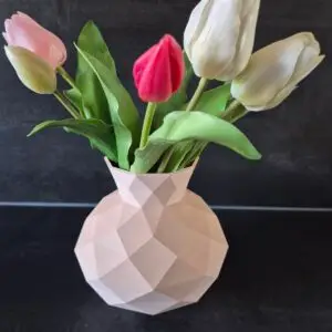 Beige vaas, 3D-geprint door Leuke3D uit Delft. De beige vaas is model Dané